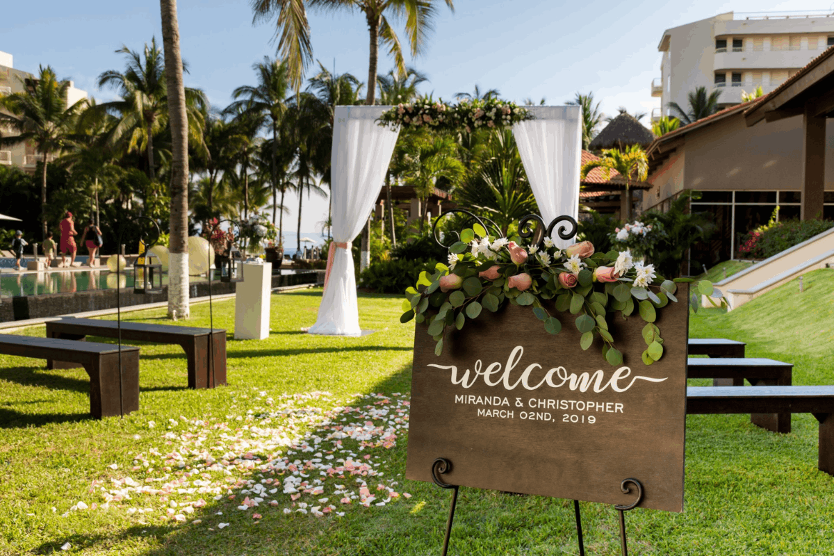 Ceremonia de boda en jardín en Krystal Grand Nuevo Vallarta.